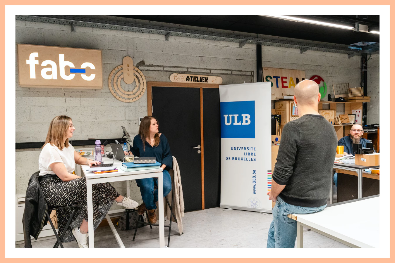 Un moment d’échange entre l’équipe d’Unicom et ses clients au Fab-C, Fablab de Charleroi Metropole Atelier Unicom avec ses clients au Fab-C, illustrant une approche humaine de la communication digitale.