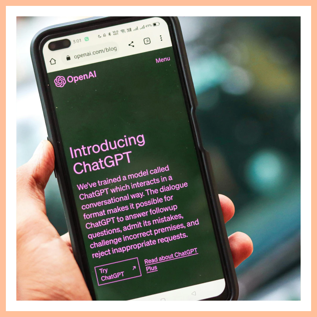 Formation ChatGPT – Utiliser l’IA pour travailler plus efficacement Écran de smartphone affichant la page de présentation de ChatGPT sur le site d’OpenAI