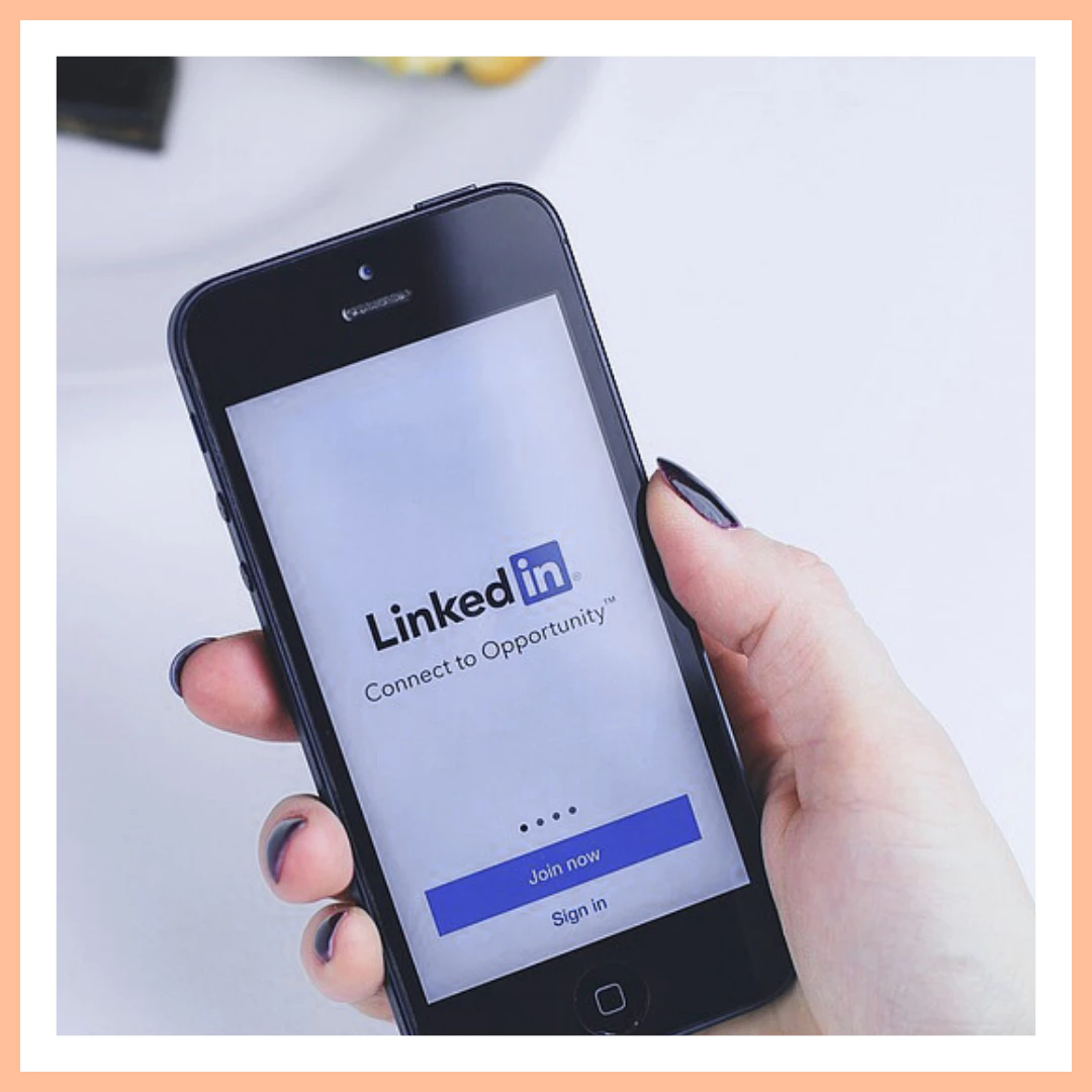 Formation LinkedIn Smartphone visibilité professionnelle Écran d’accueil de l’application LinkedIn affiché sur un smartphone – formation LinkedIn