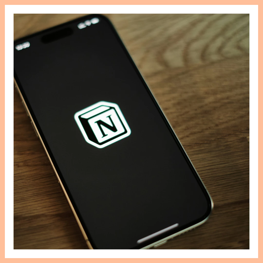 Application Notion ouverte sur un smartphone, outil de productivité pour organiser ses projets