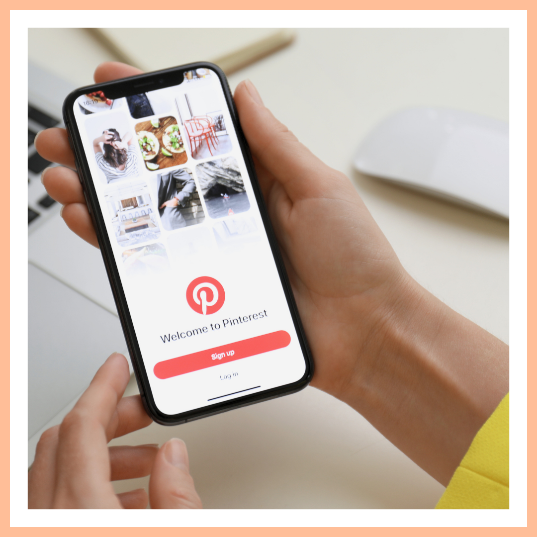 Formation Pinterest – Créer du contenu visuel stratégique Utilisateur se connectant à Pinterest pour développer sa stratégie de contenu