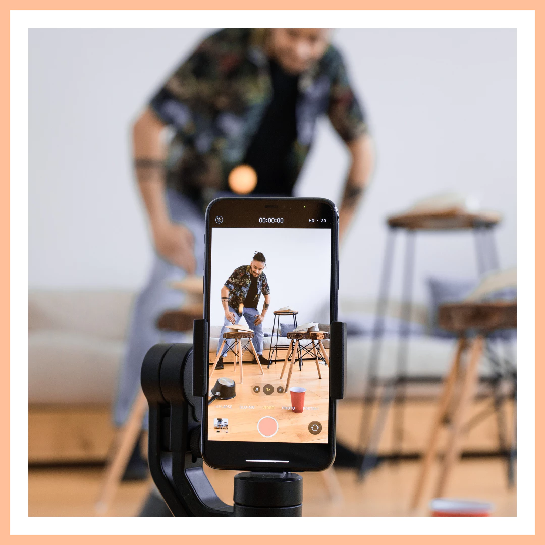 Formation TikTok – Apprendre à créer du contenu vidéo pro ©️Ron Lach Personne en train de filmer une vidéo pendant une formation TikTok
