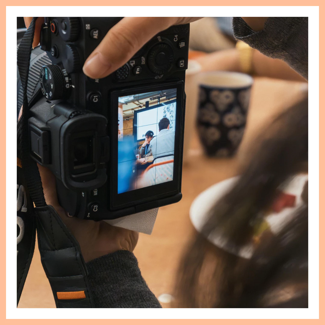 Formation création de contenu - ©️Matheus Bertelli Image illustrant la formation création de contenu proposée par Unicom. Elle représente une personne en train de capturer une scène avec un appareil photo professionnel. Cette formation enseigne à créer des visuels impactants grâce à des outils comme Canva, CapCut, ou encore son propre smartphone, afin de développer une stratégie de communication efficace.