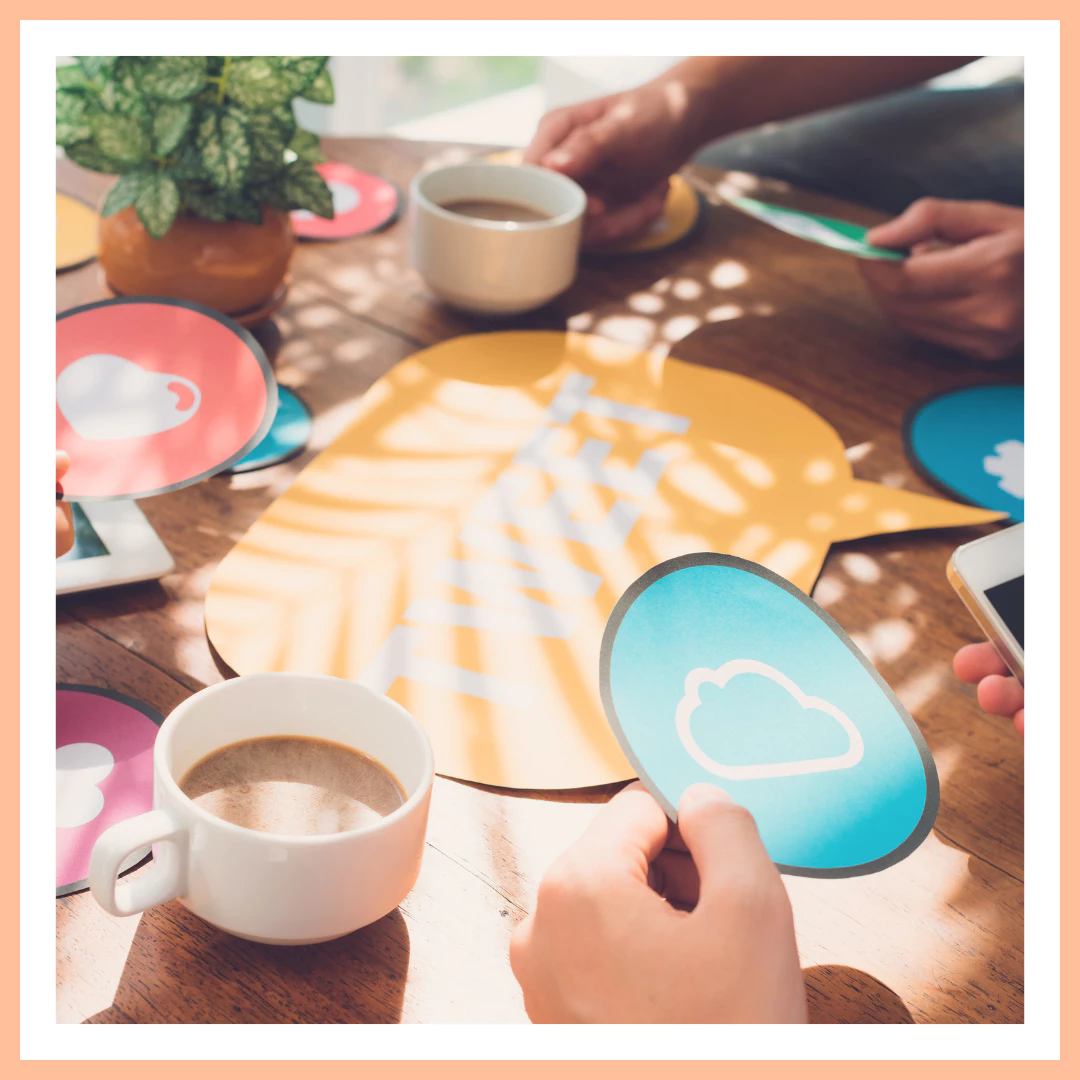 Formation en marketing digital – ateliers pratiques et personnalisés Personnes participant à une formation en marketing digital autour d'une table, échangeant sur les réseaux sociaux
