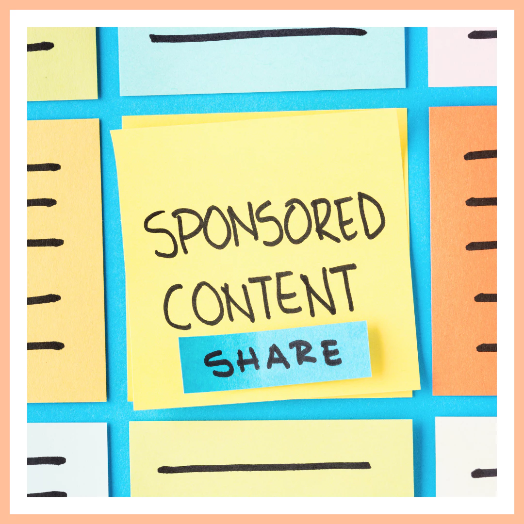 Publicité sur les réseaux sociaux - ©️ Zakokor Visuel coloré illustrant la notion de publicité sur les réseaux sociaux avec l'expression "Sponsored Content"