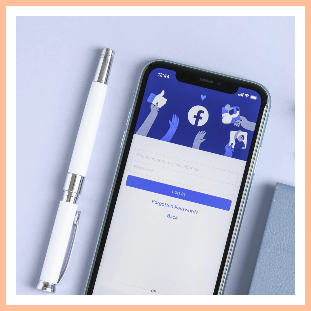 formation-facebook-interface-mobile-unicom Smartphone affichant l’écran de connexion Facebook – formation Facebook Unicom.